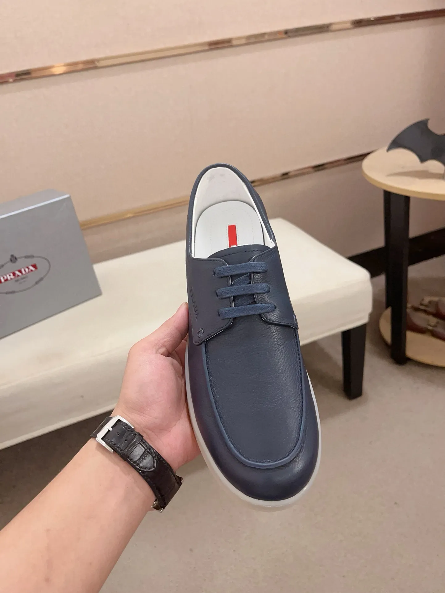 Men's shoes 💰 540💰 ✔️✔️✔️Higher version High-quality new PRADA (Prada) counters are launched at the same time. The new men's shoes and 😘 fabrics are made of high-tech glue-making technology. Lining: Full cowhide lining. 👍🏿 High-end ☄️ air-cushion molded anti-slip rubber outsole, exquisite lines, simple and elegant, comfortable and high-end for leisure travel. Code number: 38 to 44 (45 can be customized and cannot be returned or exchanged)